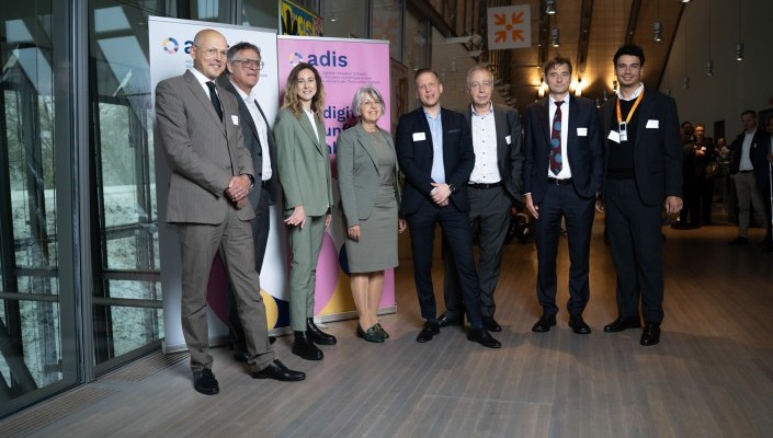 La conseillère fédérale Elisabeth Baume-Schneider pose avec le comité directeur et le responsable du secrétariat d’ADIS ainsi qu’avec le directeur du Bureau fédéral de l'égalité pour les personnes handicapées (EBGB) devant des roll-up avec le logo d’ADIS 